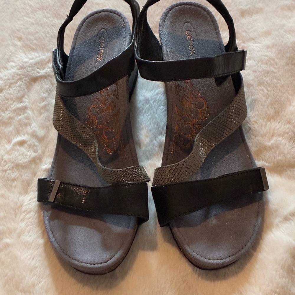 Aetrex Black and Gray Women's Sandals